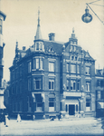 42174 Gezicht op de voor- en zijgevel van de Twentsche Bank (Vredenburg 2) te Utrecht; links de ingang van de ...